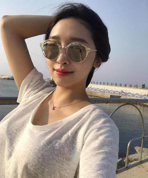 街拍：一身白色套装的小美女，侧面看上去成熟性感，身材窈窕迷人