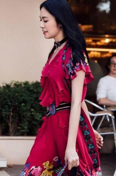 看了姚晨的搭配，我觉得我瞎了，网友：真是什么都敢穿出门啊！