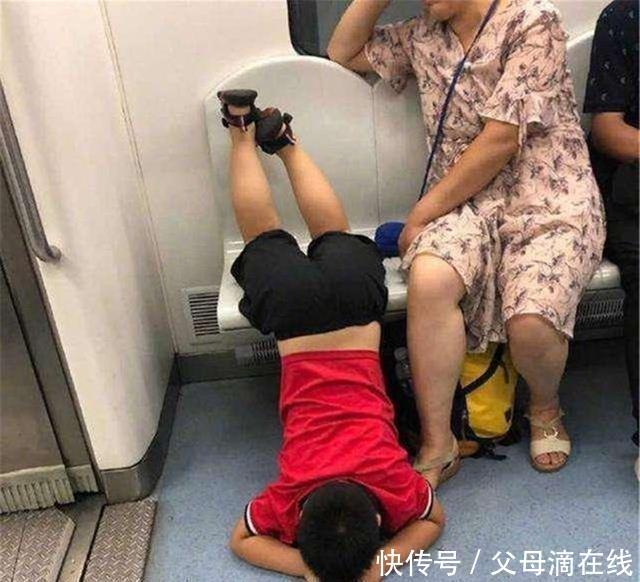  视若无睹■7岁小男孩乘地铁，1人“霸占”3个位置，家长却视若无睹