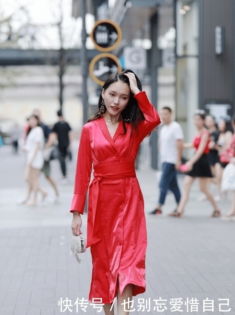  [穿搭]美女一身“大红袍”加身，天都那么热了，还穿那么“热”？