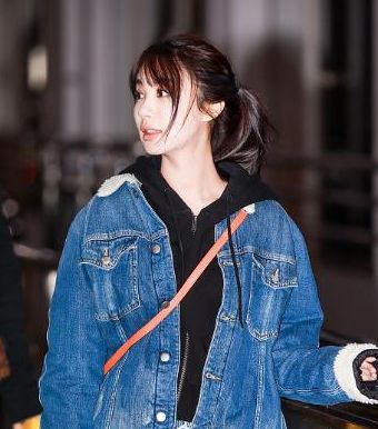 李菲儿又来机场作妖了！短裤只能遮住胯，网友：还好穿了打底裤！