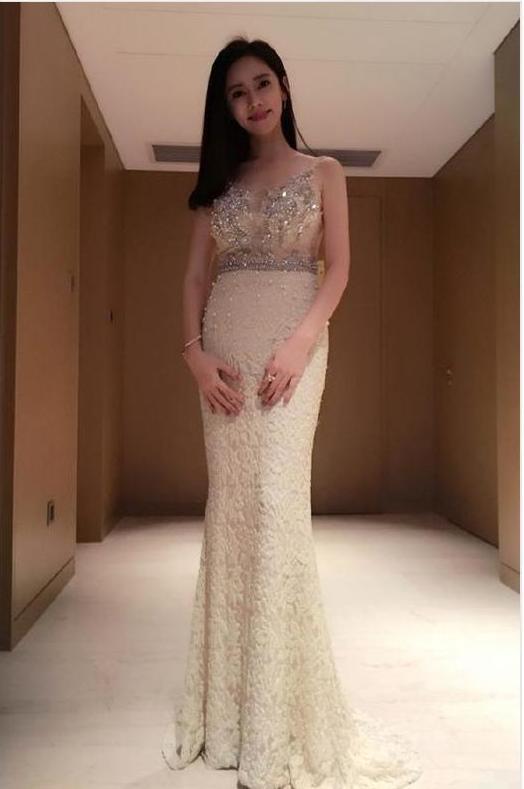 韩国女星秋瓷炫，成为“中国媳妇”后，穿蕾丝长裙，尽显性感身材