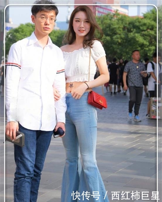 「美女」街拍:美女溜肩衫搭配喇叭裤,和男友站在一起,比他还要酷