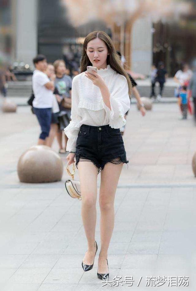 路人街拍，妩媚动人的小姐姐身穿一袭酒红色无袖连衣裙，妖治美艳