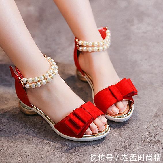  『贴心』一双凉鞋是妈妈贴心的礼物，让家里小公主的小脚丫更清爽舒适!