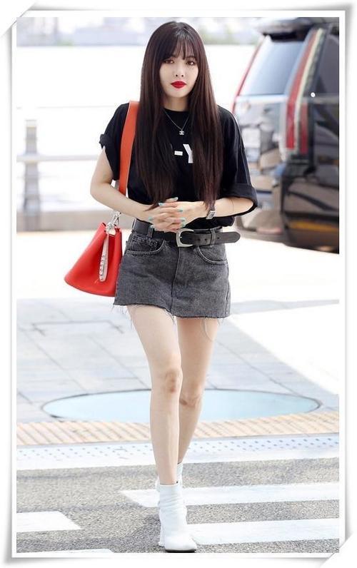 金泫雅只穿一件内衣，也敢敞开衬衫炫腹，网友：借个胆我也不敢！