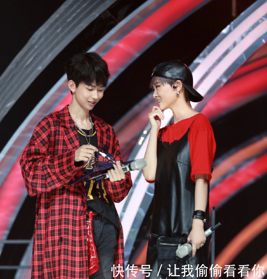 李宇春终于穿裙子了！身穿蛋糕裙高贵优雅，网友：总算有女人味了