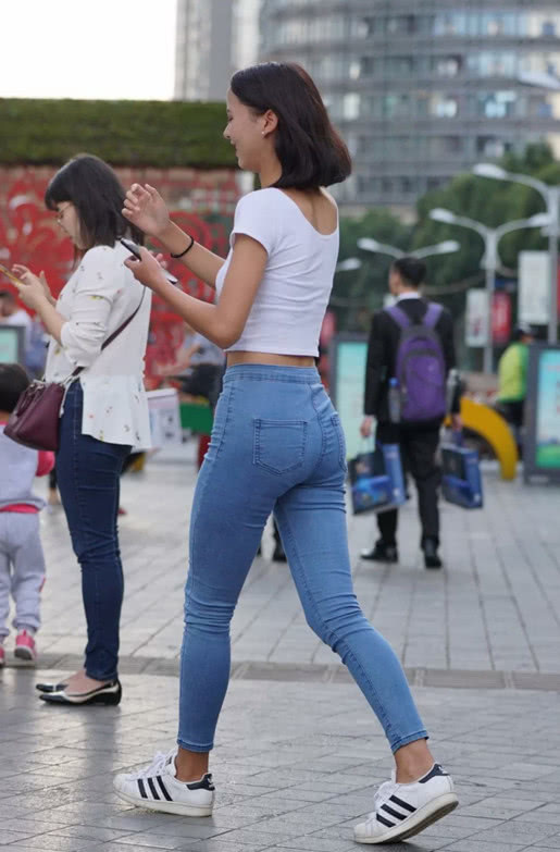 街拍：爱运动的小姐姐，紧身牛仔裤搭配露脐装