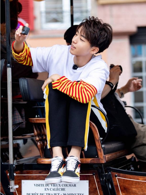 开学季明星校花校草怎么穿?王俊凯千玺宋祖儿欧阳娜娜做示范