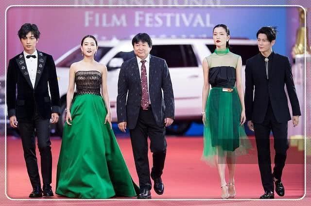 当马苏和杜鹃同穿绿色抹胸裙，网友:不比不知道，一比吓一跳!