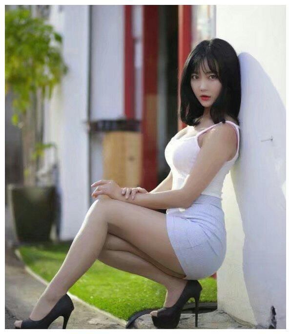 街拍：图二清新的穿搭，秀出“小蛮腰”，散发出女神气质！