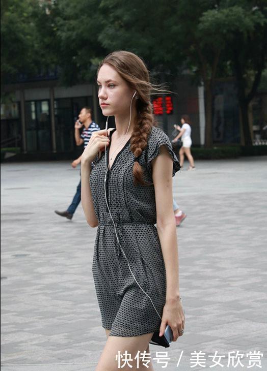 街拍乌克兰极品时尚美女，一脸严肃看这好身材又是来中国做模特的
