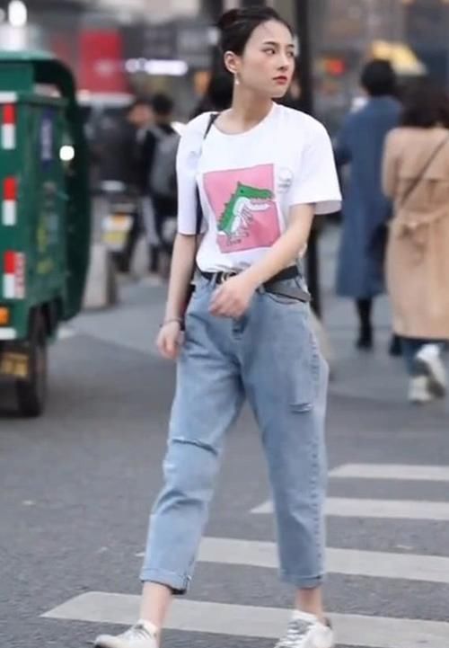 #女生#现在女生穿淑女装忒老土,都在学女汉子穿“七分大眼裤”,炫腿!