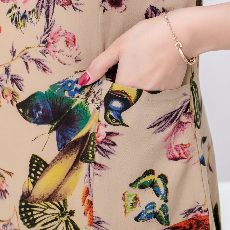 别再穿大妈装了?奔5女人推荐这种碎花裙，修身又显白，越穿越美