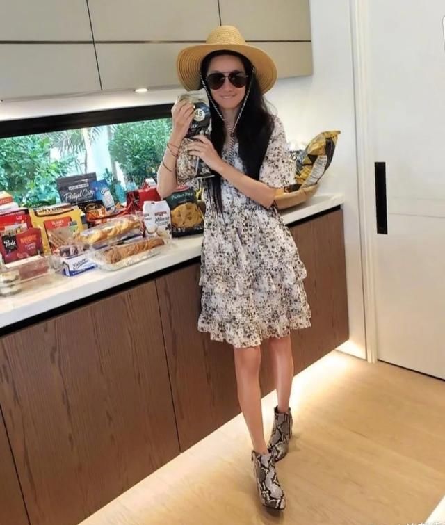  『超短裤』71岁王薇薇凭“魔鬼身材”上热搜，超短裤秀美腿，皮肤紧致似少女