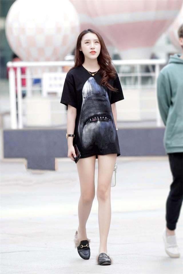 小姐姐身穿白色吊带连衣裙, 仙气十足，笑起来的样子好迷人!