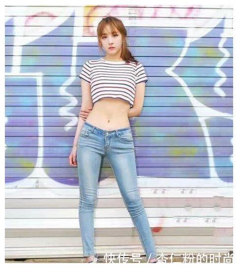 街拍：小姐姐长相清纯，气质上更是迷人