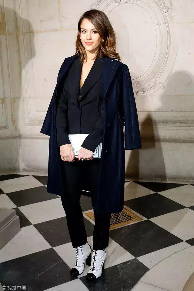 这些女明星身材并不完美只是会穿衣服而已