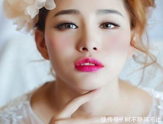  『淡妆』女人不管年龄有多大：出门要淡妆，教你几个步骤，淡妆也能美上天