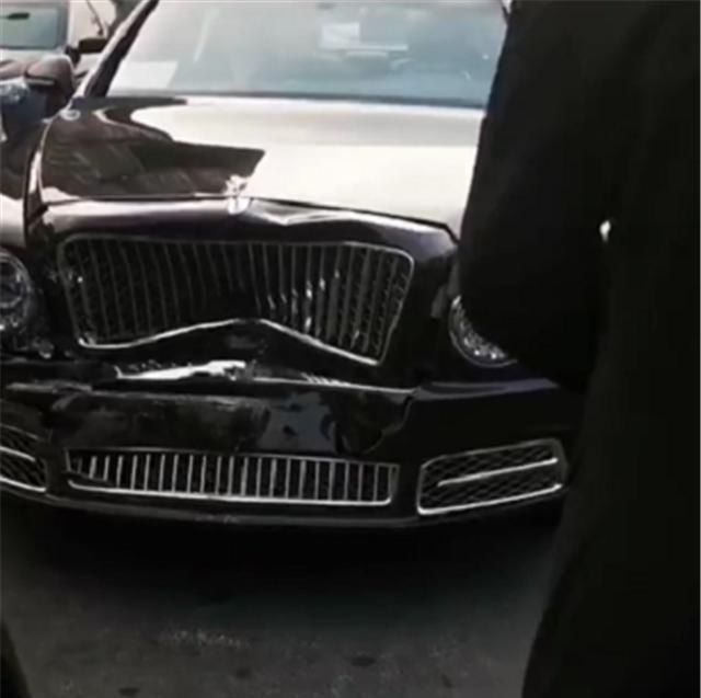 『宾利慕尚』600万宾利提车,出店不到10分钟,车头撞了,车损就达6位数