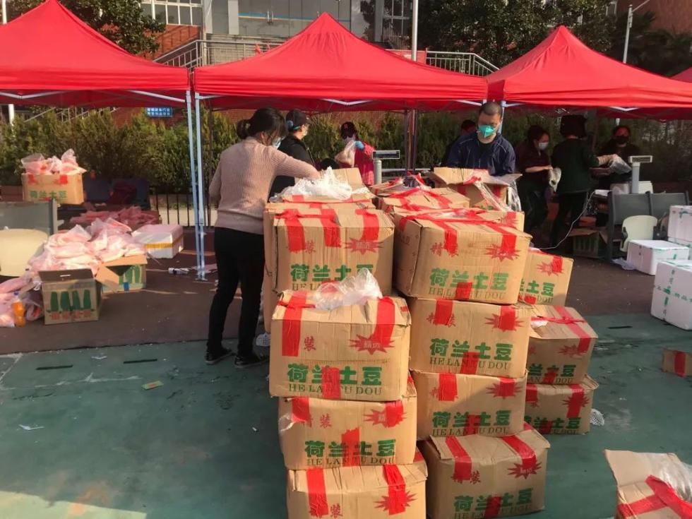  #社区工作人员#现在，武汉的商超都在这样卖菜！