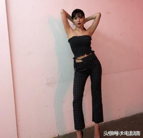 金泫雅脚踩15cm细针跟，裤腰缺个口小露“金三角”, 网友：真敢穿