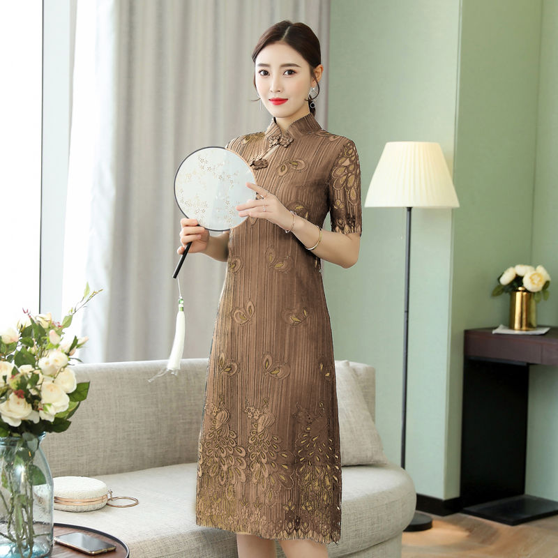 有一种美叫“旗袍”，立秋已到，42岁老婆穿旗袍，简直美若天仙