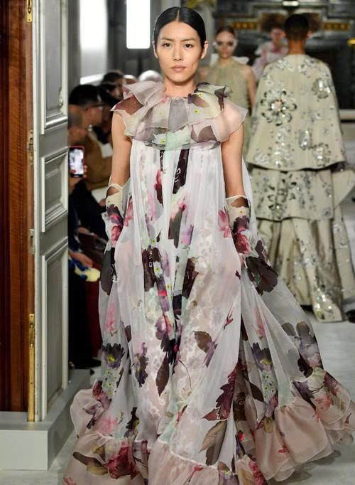 『尽显』刘雯穿一袭仙气十足的裙子走秀，却尽显女王范，超模气场太强大了