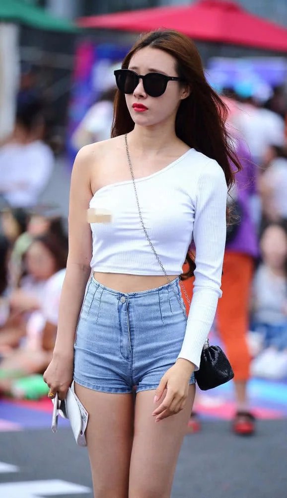 小姐姐紧身牛仔短裤勾勒出浑圆的小翘臀，网友：这就是我心中的女