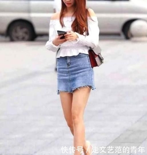  『女人味』街拍：单肩印花连衣裙，勾勒曼妙曲线，展现个性女人味