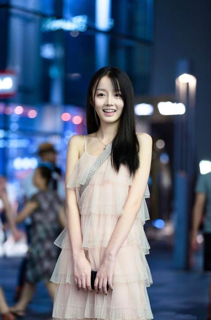 成都街拍: 优雅与气质并存的女神范小姐姐,举手投足都是那样美!