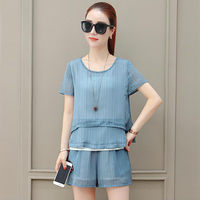 如果你不喜欢长裙，建议你穿短裤套装+裸鞋，拉长身材显高雅