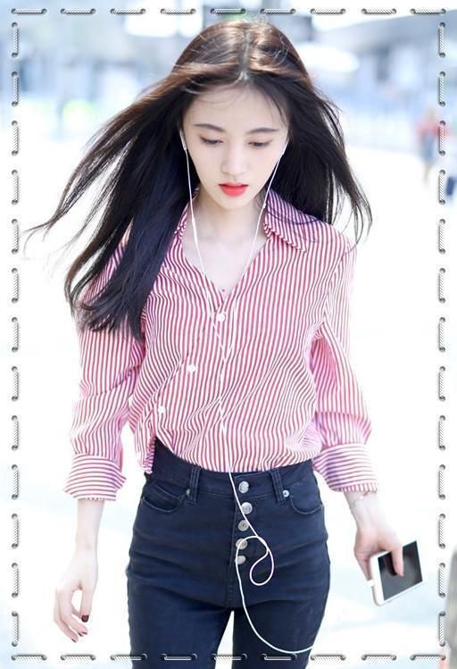 当刘雯和鞠婧祎同穿条纹衬衫，网友：终于知道干瘦和苗条的差距！