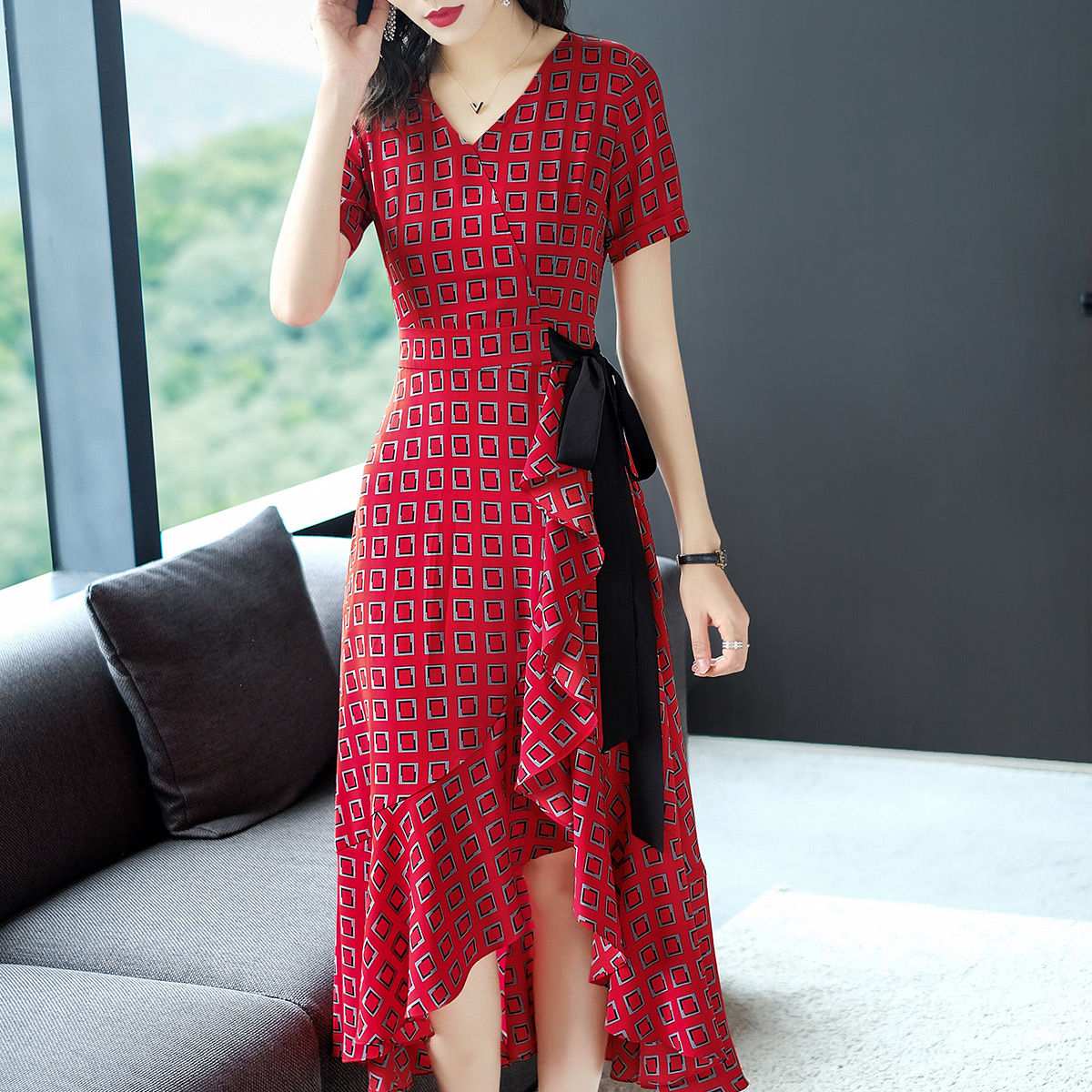 身材丰满的女人，建议穿“紧致裙”，性感优雅，男人见了都着迷