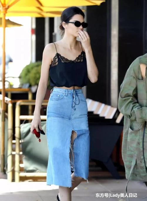 今夏最火的就是牛仔裤牛仔裙了，佟丽娅穿起来好甜美，宋茜最性感