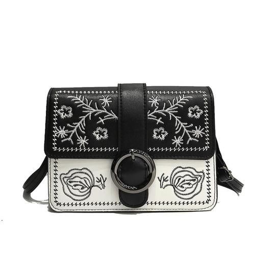 街拍：白色吊带衫搭配紧身运动裤，美女身材傲人，令人震惊