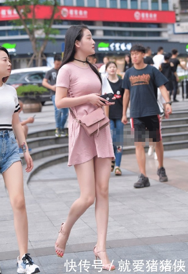 『顶得住』表姐顶着39度高温出门,特意选了粉色裙子,这谁顶得住啊!