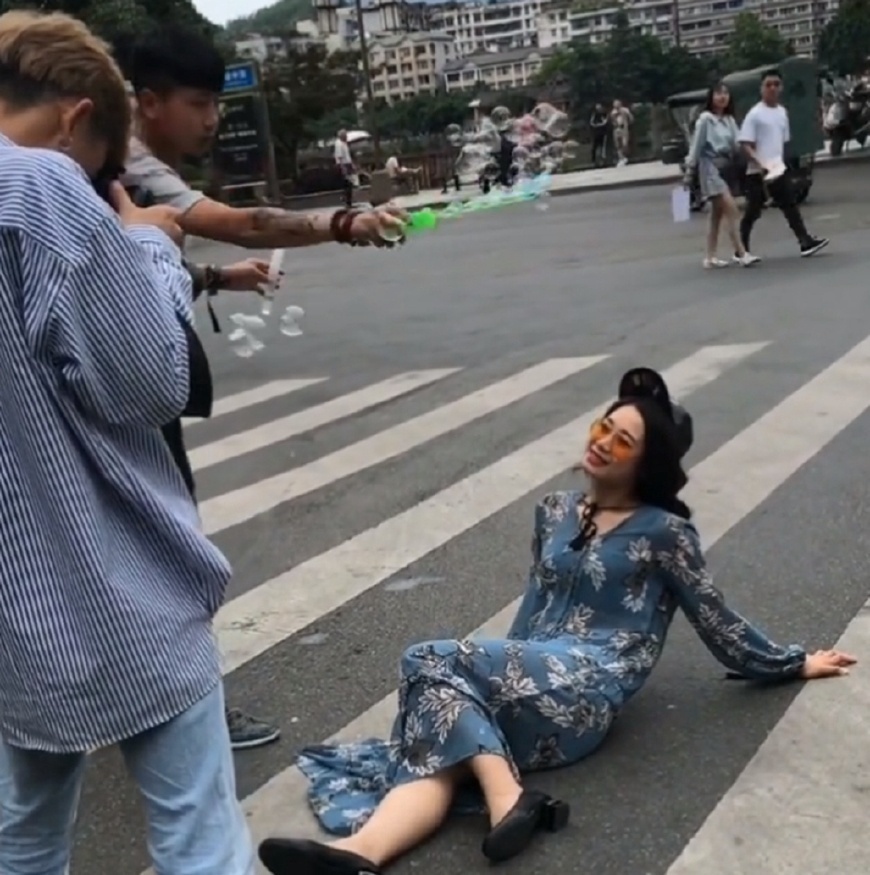 奶奶:90后新娘把奶奶50年前的婚纱拿来拍照,路人都惊到了,精修图太美