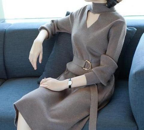 女人若是不差钱的话，初秋穿秋裙＋尖头鞋，洋气时髦显美嫩！