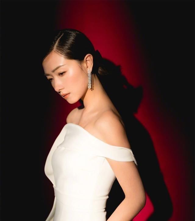  女人：上了年纪的女人,尽量这样弄发型,显年轻还拉高气质!