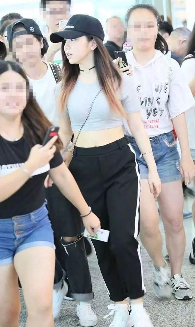 邓紫棋的最新机场秀，脱下皮裤后变牛仔风，网友:破洞是新爱好?