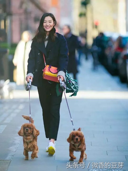 刘雯终于不穿牛仔裤了，换了条“工人裤”，小编觉得又要卖断货了