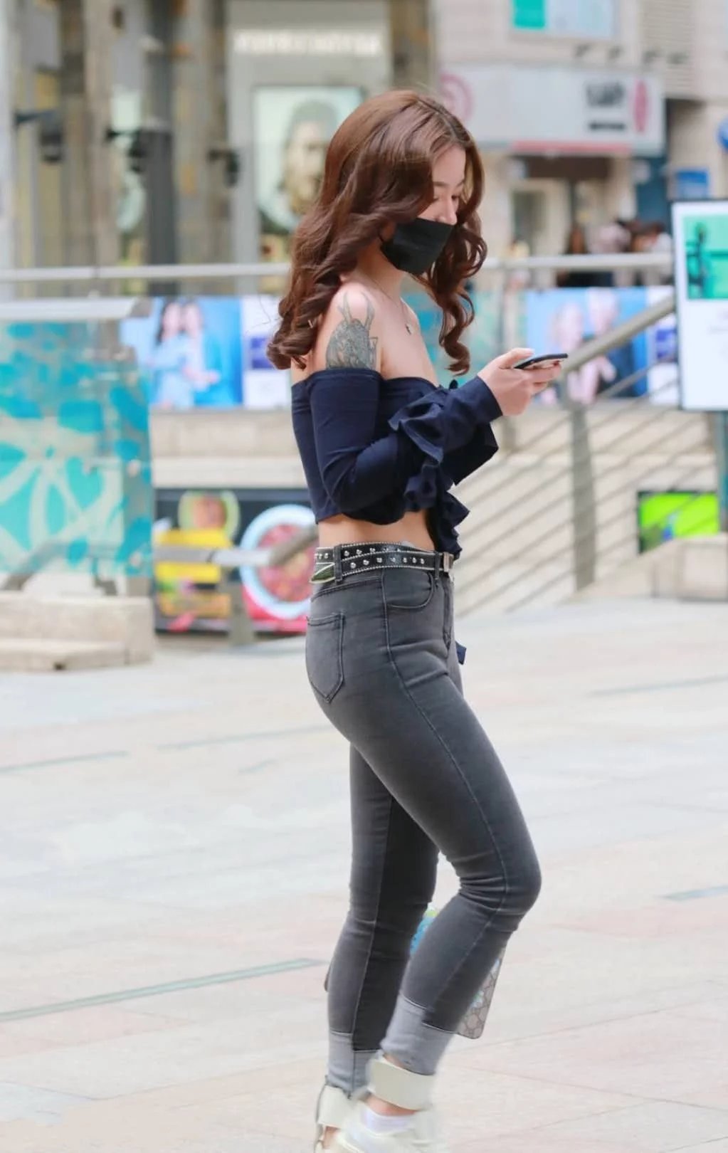 清纯小姐姐第一次穿抹胸紧身衣，一路口罩遮面，娇羞的眼神很迷人