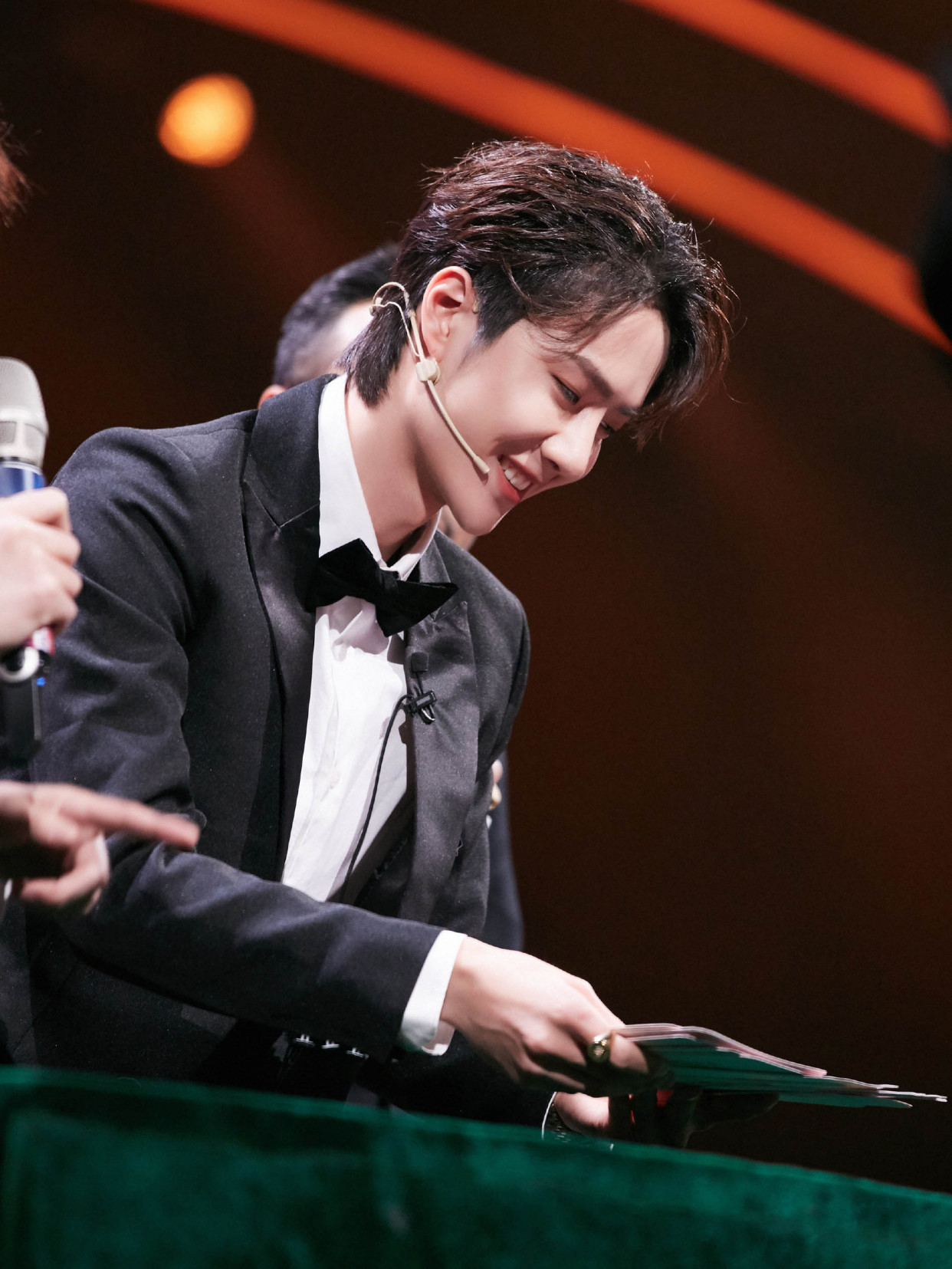 『造型真』183cm黄明昊和180cm王一博，同是黑西装造型，谁才是你的小王子？