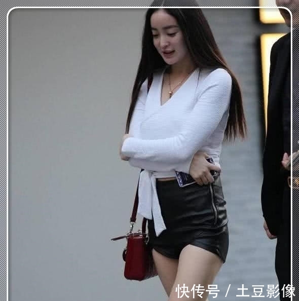  「夏秋季」小姐姐夏秋季“黑白配”的穿搭风格，简约大气，彰显女人时尚气息