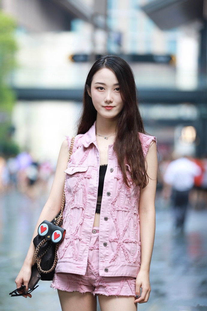 成都街拍:别致可爱的穿搭，即使在茫茫的人群中也很燃!