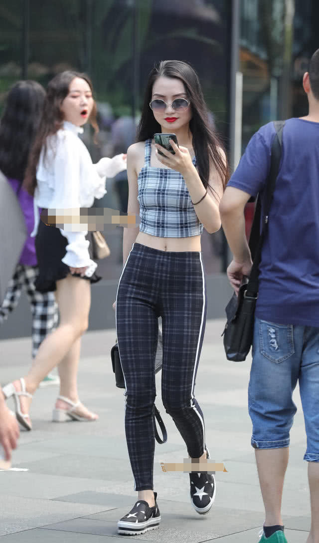 红唇御姐露脐背心秀盈盈一握的蛮腰，走路左摇右摆的姿态很有女人