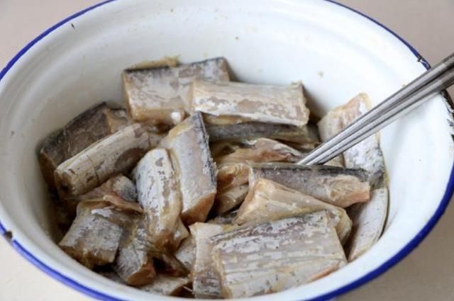 香脆:煎带鱼关键在哪里?2处把控好,不破皮又香脆