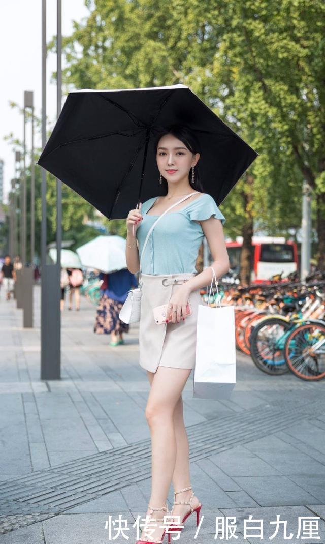 气质:街拍:小姐姐穿上高跟鞋后身材,气质都得到了很大的提升