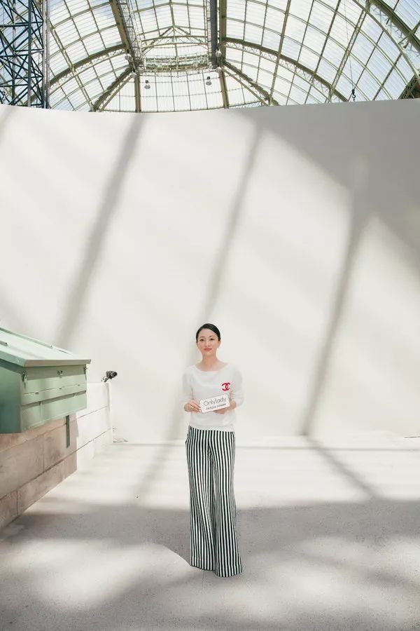 我们在巴黎大皇宫变的书报亭里问了周迅和刘雯一些小秘密……